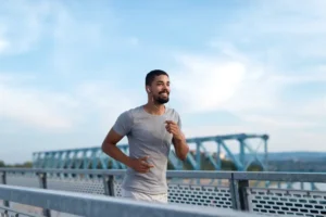 رجل نسيط يجري